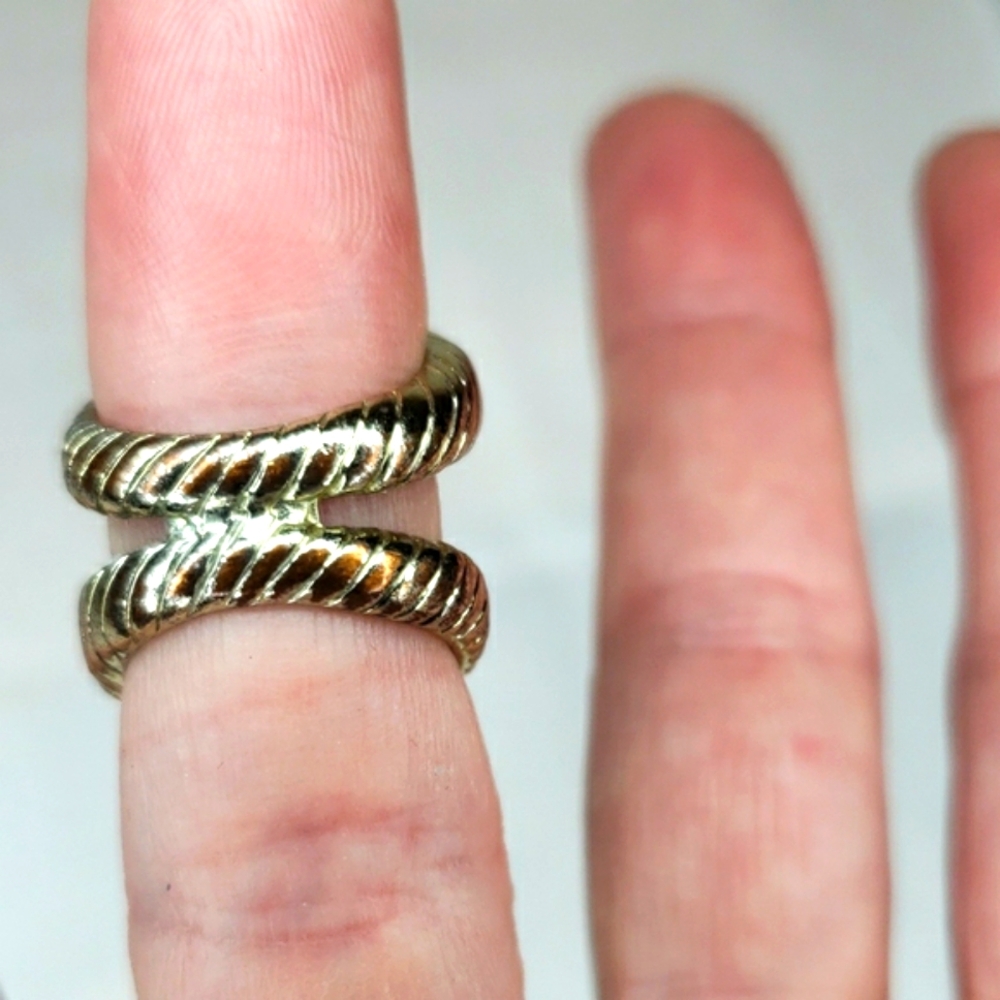 Elegant Gold-Toned Women's Ring